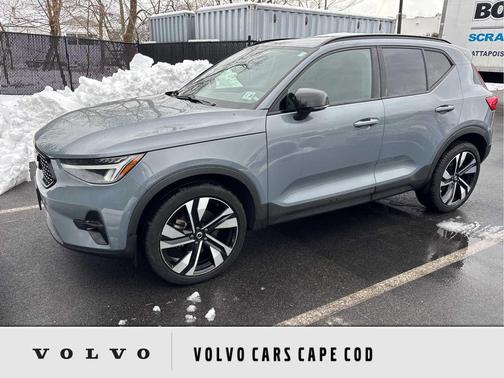 2023 Volvo XC40 B5 Plus Dark Theme
