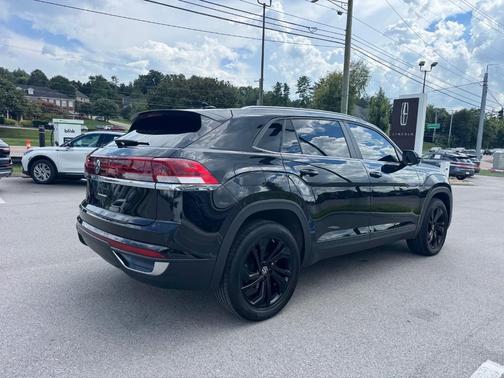Deep Black Pearl Effect 2024 Volkswagen Atlas Cross Sport 2.0T SE