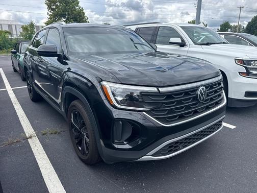 Deep Black Pearl Effect 2024 Volkswagen Atlas Cross Sport 2.0T SE