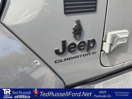 Sting Gray Clearcoat 2023 Jeep Gladiator Overland
