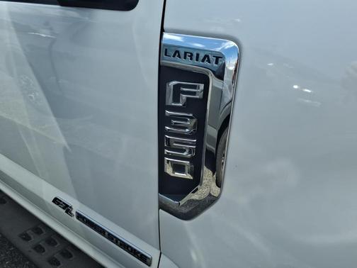 White Metallic 2022 Ford F-350 Lariat Super Duty