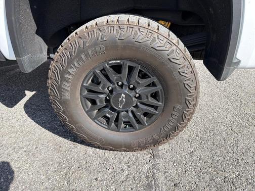 Summit White 2026 Chevrolet Silverado 2500 ZR2