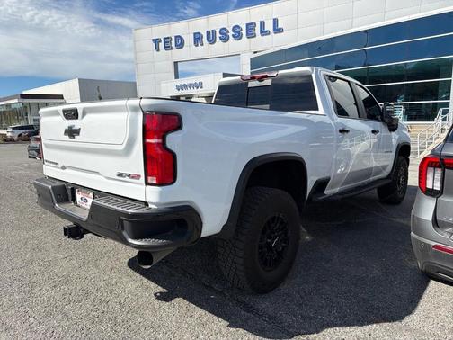 Summit White 2026 Chevrolet Silverado 2500 ZR2