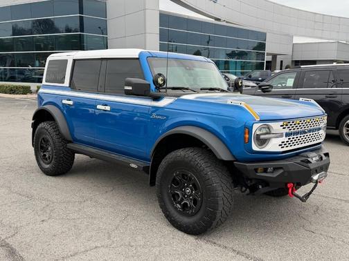 Velocity Blue Metallic 2023 Ford Bronco Badlands