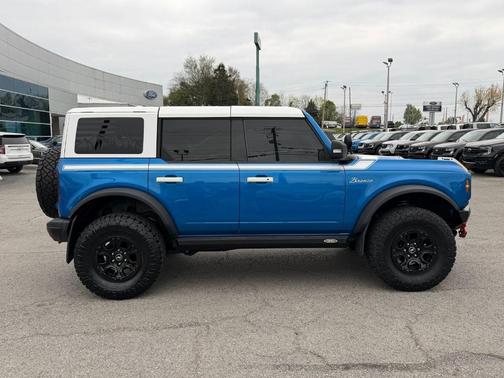 Velocity Blue Metallic 2023 Ford Bronco Badlands