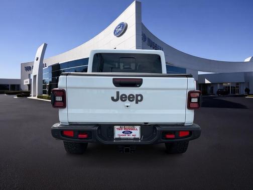 Bright White Clearcoat 2024 Jeep Gladiator Rubicon