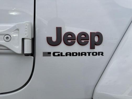 Bright White Clearcoat 2024 Jeep Gladiator Rubicon