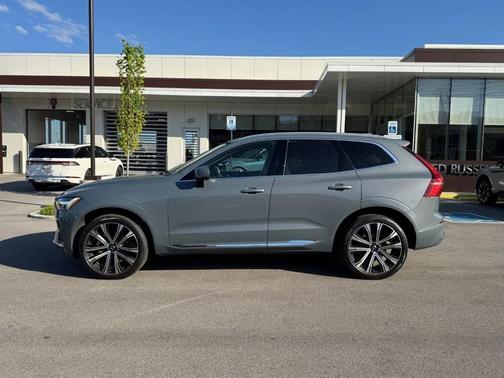 Gray Metallic 2023 Volvo XC60 B5 Ultimate Bright Theme
