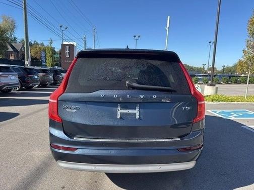 2022 Volvo XC90 T5 Momentum 7 Passenger