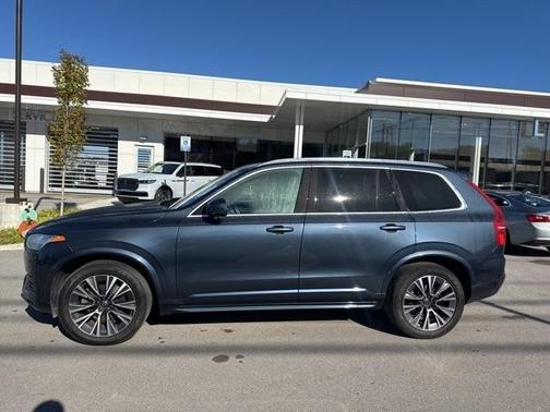2022 Volvo XC90 T5 Momentum 7 Passenger