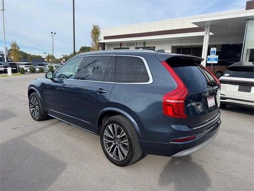 2022 Volvo XC90 T5 Momentum 7 Passenger