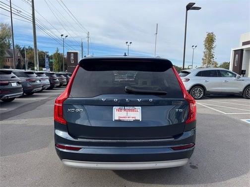 2022 Volvo XC90 T5 Momentum 7 Passenger