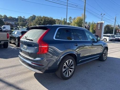 2022 Volvo XC90 T5 Momentum 7 Passenger