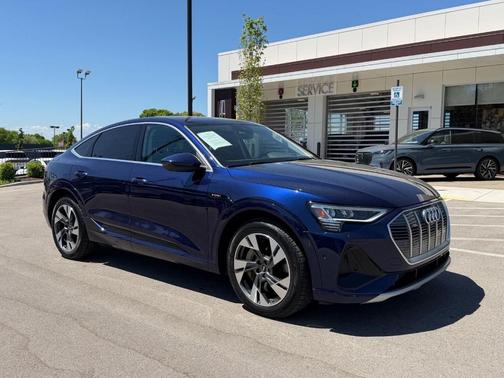 Navarra Blue Metallic 2022 Audi e-tron S line Premium