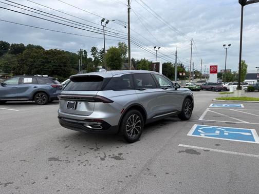 Radiance Metallic 2026 Lincoln Nautilus Premiere