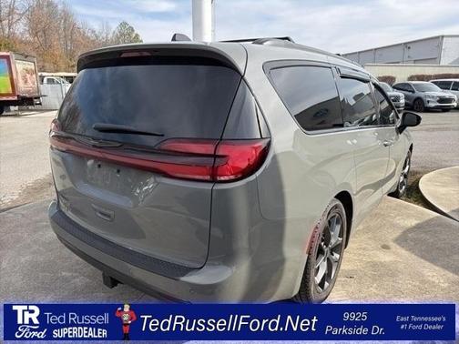 2023 Chrysler Pacifica Touring-L