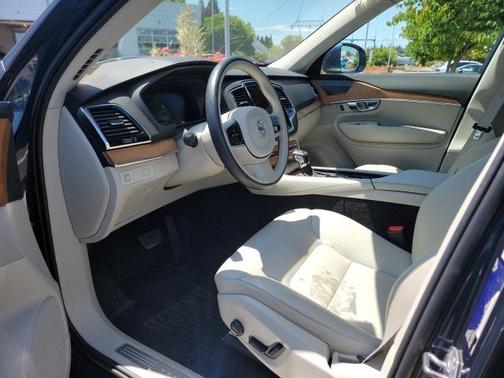 2022 Volvo XC90 T6 Momentum