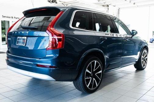 2022 Volvo XC90 T6 Momentum