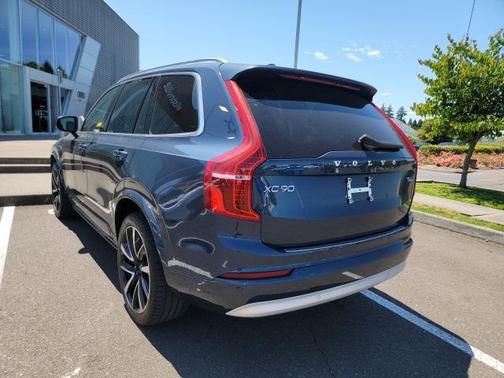 2022 Volvo XC90 T6 Momentum