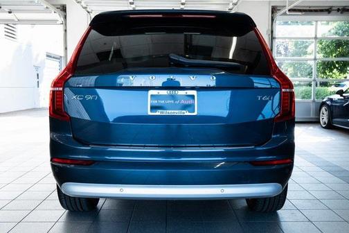 2022 Volvo XC90 T6 Momentum