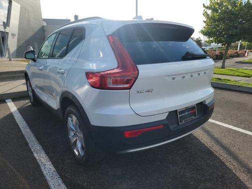 2021 Volvo XC40 T5 Momentum