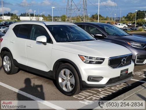 2021 Volvo XC40 T5 Momentum