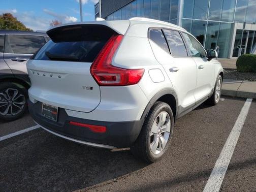 2021 Volvo XC40 T5 Momentum