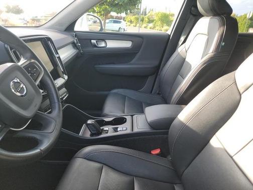 2021 Volvo XC40 T5 Momentum
