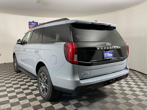 GLACIER GRAY MET TRI-COAT 2026 Ford Expedition Active