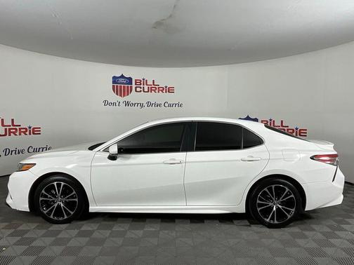 Super White 2018 Toyota Camry LE