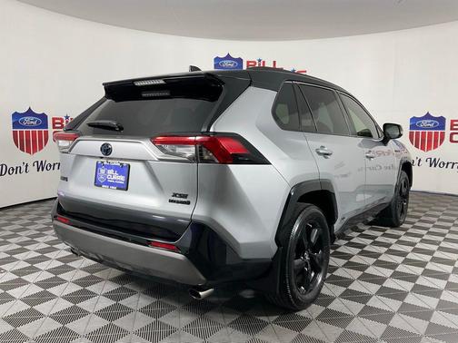 Silver Sky Metallic w/Black Roof 2019 Toyota RAV4 Hybrid SE