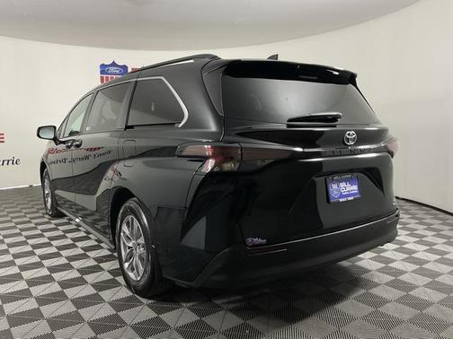 2024 Toyota Sienna XLE 8 Passenger
