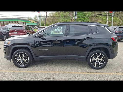 Diamond Black Crystal Pearlcoat 2025 Jeep Compass Limited