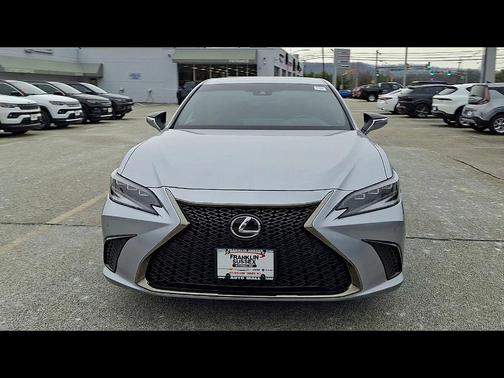 2023 Lexus ES 300h F SPORT Handling