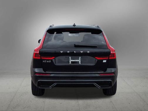 Onyx Black Metallic 2022 Volvo XC60 Recharge Plug-In Hybrid T8 R-Design