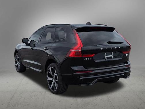 Onyx Black Metallic 2022 Volvo XC60 Recharge Plug-In Hybrid T8 R-Design