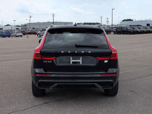 Onyx Black Metallic 2022 Volvo XC60 Recharge Plug-In Hybrid T8 R-Design