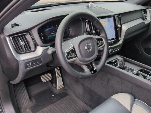 Onyx Black Metallic 2022 Volvo XC60 Recharge Plug-In Hybrid T8 R-Design