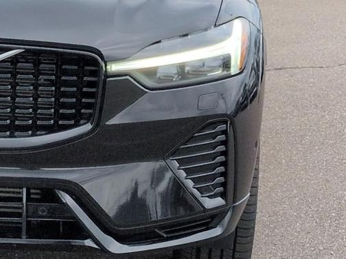 Onyx Black Metallic 2022 Volvo XC60 Recharge Plug-In Hybrid T8 R-Design