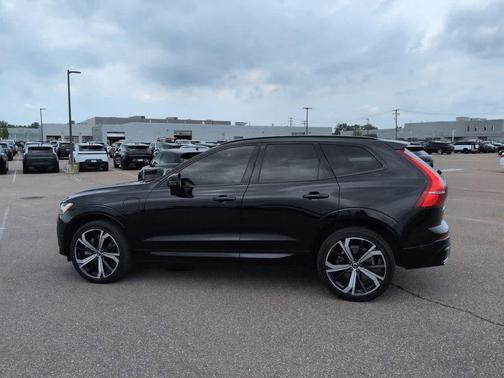 Onyx Black Metallic 2022 Volvo XC60 Recharge Plug-In Hybrid T8 R-Design