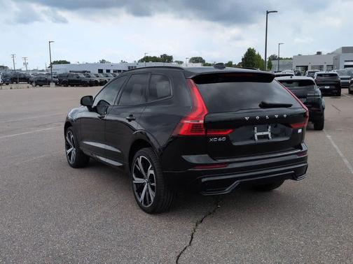 Onyx Black Metallic 2022 Volvo XC60 Recharge Plug-In Hybrid T8 R-Design