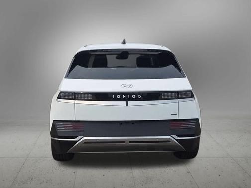 Atlas White 2024 Hyundai IONIQ 5 SE