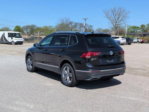 Deep Black Pearl 2020 Volkswagen Tiguan 2.0T SEL