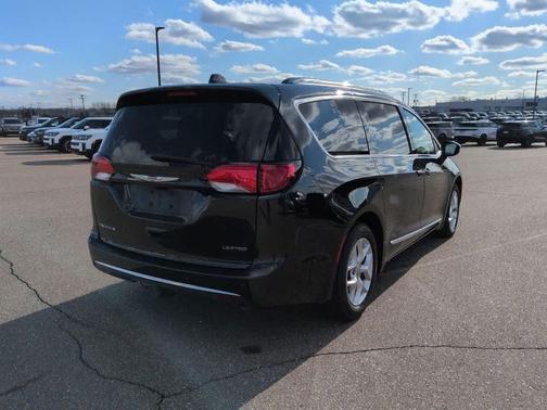 Brilliant Black Crystal Pearlcoat 2020 Chrysler Pacifica Limited