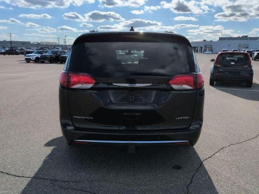 Brilliant Black Crystal Pearlcoat 2020 Chrysler Pacifica Limited