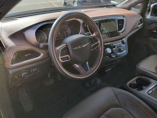 Brilliant Black Crystal Pearlcoat 2020 Chrysler Pacifica Limited