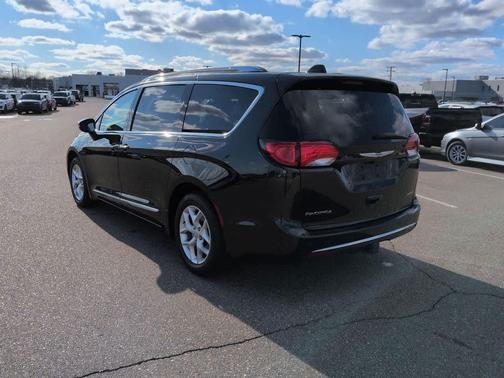 Brilliant Black Crystal Pearlcoat 2020 Chrysler Pacifica Limited