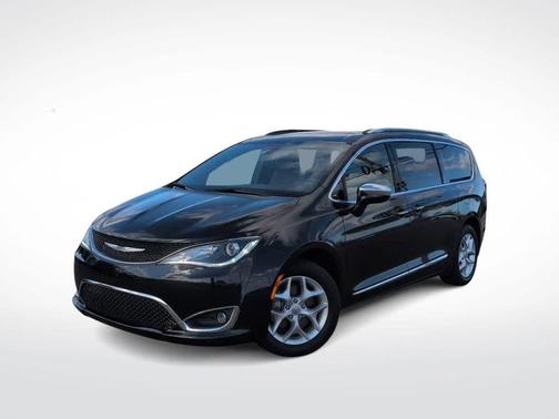 Brilliant Black Crystal Pearlcoat 2020 Chrysler Pacifica Limited