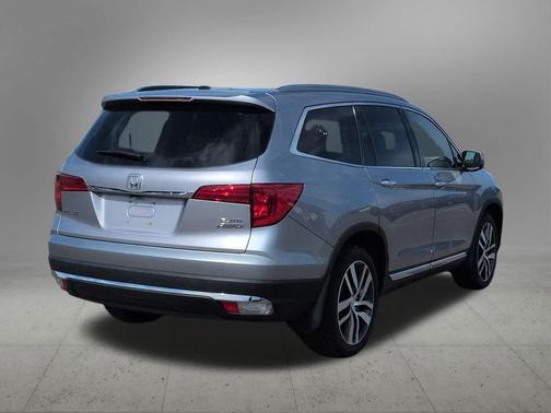 Lunar Silver Metallic 2017 Honda Pilot Elite