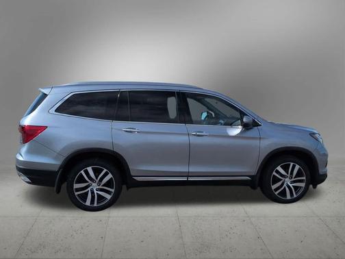 Lunar Silver Metallic 2017 Honda Pilot Elite
